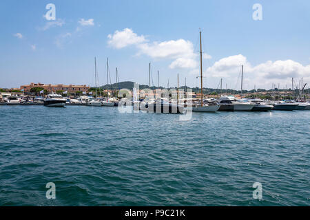 Barche ormeggiate nel porto di Port Grimaud nel sud di Francia Foto Stock