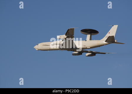 Boeing E-3A Airborne Avvertenza & sistema di controllo (AWACS) aeromobile, con il suo distintivo cupole radar montato sulla fusoliera, oltre la NATO Air Base (NAB) Foto Stock