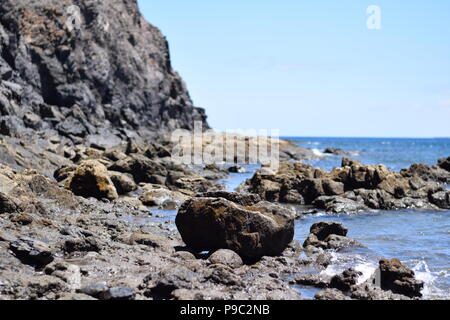 Formazioni rocciose vulcaniche naturali sulla spiaggia di Playa Blanca, Lanzarote Foto Stock