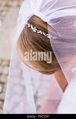 Matrimonio sposa la raccolta di riso seads dopo il lancio tradizionale da parte della chiesa Foto Stock