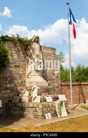 Statua, monumento e francese bandiera nazionale nella Commissione delle tombe di guerra del Commonwealth cimitero in Douai, Nord, Piccardia, Foto Stock