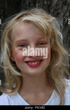 Ritratto di una giovane ragazza bionda con colore rosso brillante rossetto Foto Stock