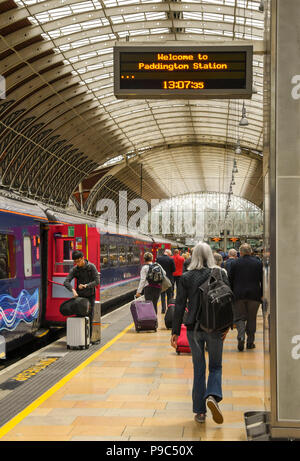 Passeggeri a piedi lungo una piattaforma dopo essere scesi un treno a Londra la stazione ferroviaria di Paddington Foto Stock