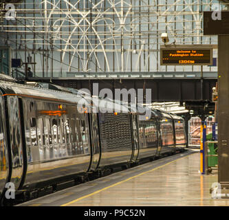 Carrelli di un nuovo inter city train a fianco di una piattaforma a Londra la stazione ferroviaria di Paddington. Esso è azionato dal Great Western Railway Foto Stock