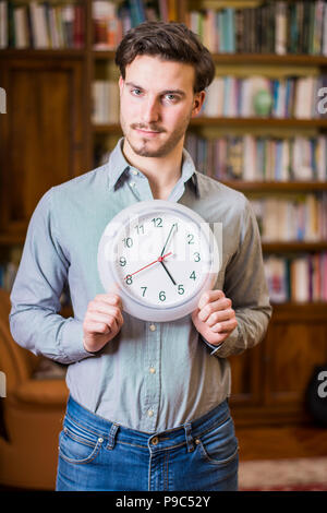 Giovane uomo ha paura del tempo di orologio di contenimento Foto Stock