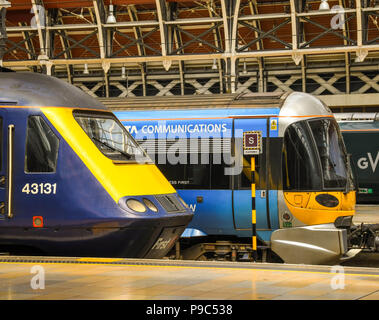 Vecchio HS125 inter city treno diesel a fianco di un moderno aeroporto di Heathrow Express treno elettrico a Londra la stazione ferroviaria di Paddington. Foto Stock