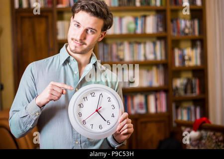 Giovane uomo ha paura del tempo di orologio di contenimento Foto Stock