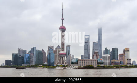 Moderno ed alto sorge su di una giornata nuvolosa nel nuovo distretto di Pudong di Shanghai in Cina. Foto Stock