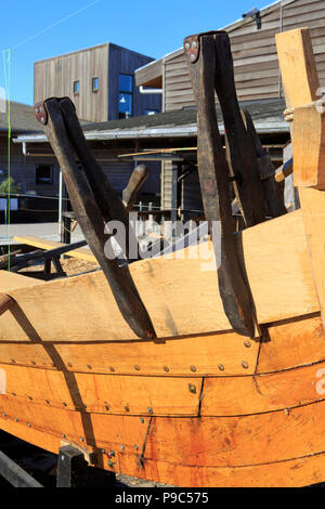 La ricostruzione di un Skudelev 3, una piccola età dei Vichinghi nave commerciale presso la nave cantiere del Museo delle Navi Vichinghe a Roskilde, Danimarca Foto Stock