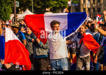 Parigi, Francia. Il 15 luglio 2018. Una grande folla per celebrare in per le strade di Parigi dopo la Francia vince il 2018 FIFA World Cup Russia. Parigi, Francia. Foto Stock