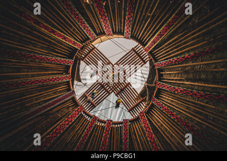 Tradizionale nazionale decorazione del soffitto yurt in Kzakhstan. Kazakhstani ornamento. Vintage tessitura di pattern. Yurta decorazione. Foto Stock