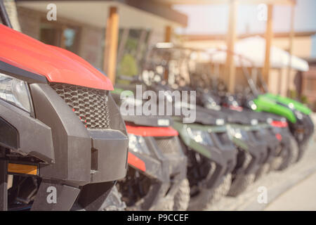 Parcheggiato in una fila più atv quad extreme outdoor adventure concept Foto Stock