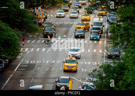 NEW YORK CITY - Jujy 02, 2018: un taxi guida giù la strada New York Taxi. NYC. Stati Uniti d'America Foto Stock