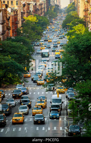 NEW YORK CITY - Jujy 02, 2018: yellow cabs su 9 Avenue nella parte anteriore del terminale centrale, New York Foto Stock