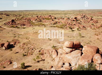 Grossi massi formato da erosione nel Karlu Karlu, diavoli marmi area dell'Outback (Territorio del Nord, l'Australia) Foto Stock