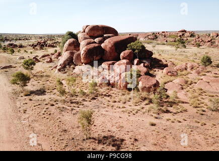 Grossi massi formato da erosione nel Karlu Karlu, diavoli marmi area dell'Outback (Territorio del Nord, l'Australia) Foto Stock