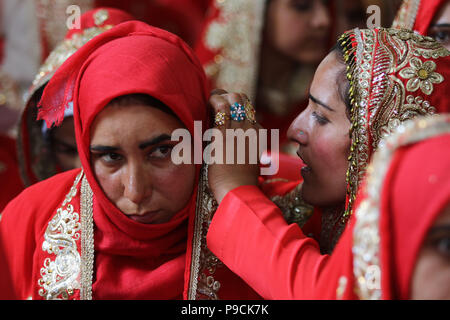 Un musulmano del Kashmir Sposa veglia il suo matrimonio cerimonia essendo eseguita con riti e cerimonie in Srinagar Kashmir sulla luglio 15, 2018. Prima messa in matrimonio la capitale era detenuto da una organizzazione non governativa in un tentativo di aiutare economicamente oppressi le coppie a sposarsi senza incorrere in costi di dote e regali costosi. (Foto di Umer Asif / Pacific Stampa) Foto Stock