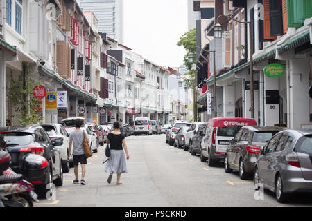 Vista sulla strada di negozi storici per gli affari su ogni lato. Singapore. Foto Stock