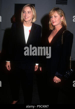 Città di Culver, CA - 18 Marzo: (L-R) attrice Sharon Stone e la sorella Kelly Stone frequentare lo screening di 'Basic Instinct' il 18 marzo 1992 presso il Sony Studios di Culver City, California. Foto di Barry re/Alamy Stock Photo Foto Stock