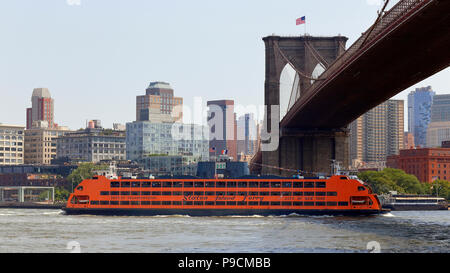 A Staten Island Ferry boat passa sotto il ponte di Brooklyn Foto Stock