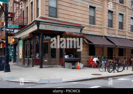 [Storefront storico] Enid's, 560 Manhattan Ave, Brooklyn, New York. Foto del negozio di New York di un ristorante a Williamsburg/Greenpoint Foto Stock