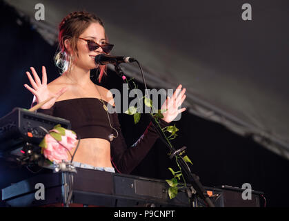 Nina Nesbitt effettuando al Cornbury Music Festival, grande Tew, Oxfordshire, Regno Unito. Luglio 14, 2018 Foto Stock
