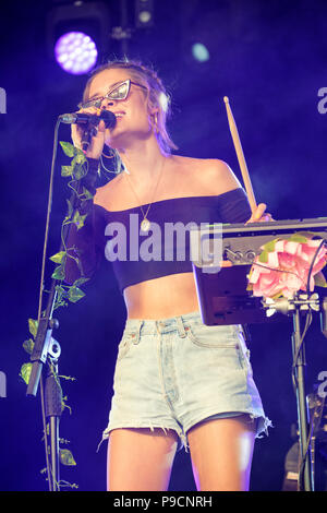 Nina Nesbitt effettuando al Cornbury Music Festival, grande Tew, Oxfordshire, Regno Unito. Luglio 14, 2018 Foto Stock