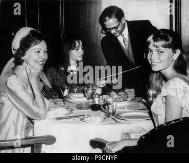 La mia farrow con la madre Maureen O'Sullivan e sua sorella tisa farrow, new york, 17 agosto 1965 Foto Stock