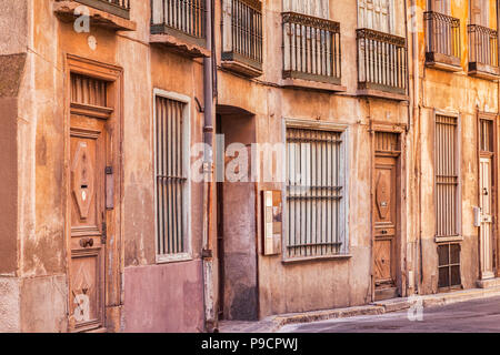 Vecchi edifici di appartamenti in Rue de l'Horloge, Perpignan, Languedoc-Roussillon, Pyrenees-Orientales, Francia. Foto Stock