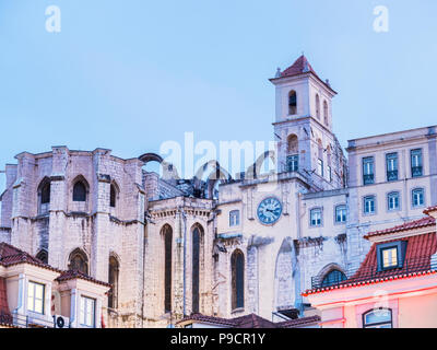 Convento di Nostra Signora del Monte Carmelo al crepuscolo, da Piazza Rossio., Lisbona, Portogallo Foto Stock