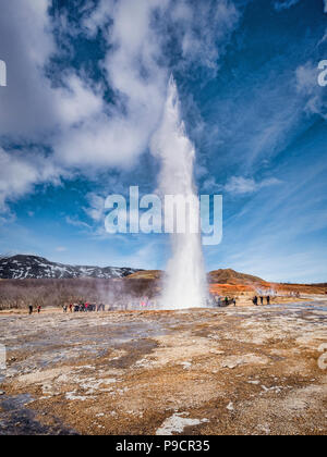 20 Aprile 2018: Geysir, Islanda - Strokkur primavera calda nel Geysir area geotermale erutta, sorvegliato da una folla di visitatori. Questo è uno dei principali a Foto Stock