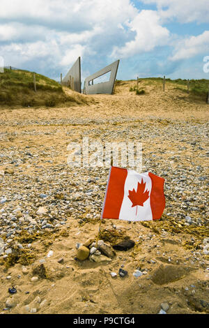 Piccola bandiera canadese lasciato in ricordo su Juno Beach, Courseulles-sur-mer, in Normandia, Francia, Europa Foto Stock