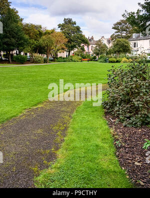 Piccolo parco urbano presso Regent Square, Doncaster, South Yorkshire, Inghilterra, Regno Unito Foto Stock