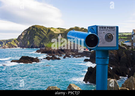 A gettone telescopio che si affaccia sulla costa rocciosa presso la località balneare di Ilfracombe, North Devon, Inghilterra, Regno Unito Foto Stock