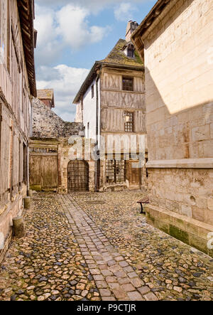 Antica strada di ciottoli con edifici in legno in Honfleur, in Normandia, Francia, Europa Foto Stock