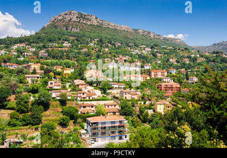 Case di Lusso ville sul fianco di una collina che si affaccia sulla città vecchia di Vence, Provenza, sud della Francia, Europa Foto Stock