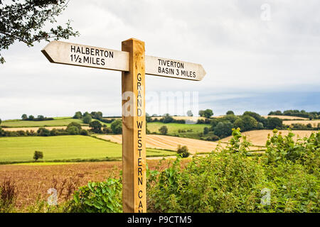 Cartello in legno che indica sentieri pubblici e bridleways lungo il Grand Canal Occidentali, Devon, Inghilterra, Regno Unito Foto Stock