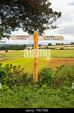 Cartello in legno che indica sentieri pubblici e bridleways lungo il Grand Canal Occidentali, Devon, Inghilterra, Regno Unito Foto Stock