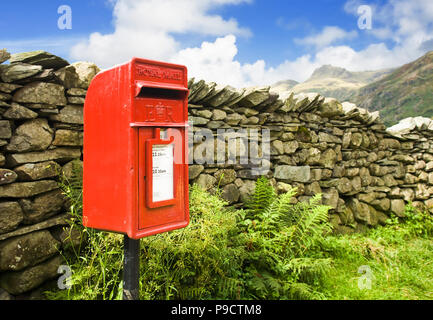 Rosso rurale Royal Mail post letter box e pietre a secco muro in una remota parte del Parco nazionale del Lake District, Cumbria, Inghilterra rurale, REGNO UNITO Foto Stock