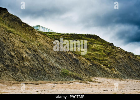 Casa mobile o roulotte statiche vicino al ciglio della scogliera a causa di erosione costiera sulla costa Holderness, East Yorkshire, Inghilterra, Regno Unito Foto Stock