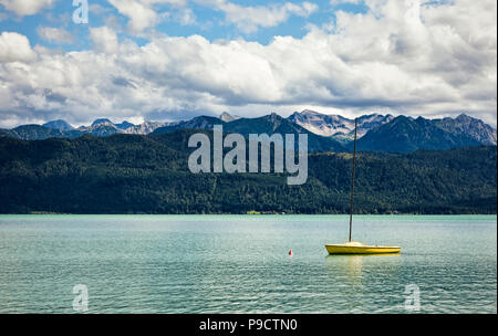 Piccola barca a vela ormeggiata sul Lago Walchensee, Baviera, Germania meridionale, Europa Foto Stock