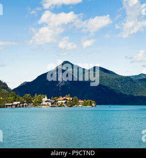 Germania, Baviera - la piccola cittadina lacustre di Walchensee sul Lago di Walchensee, Alpi Bavaresi con montagne alle spalle in estate Foto Stock