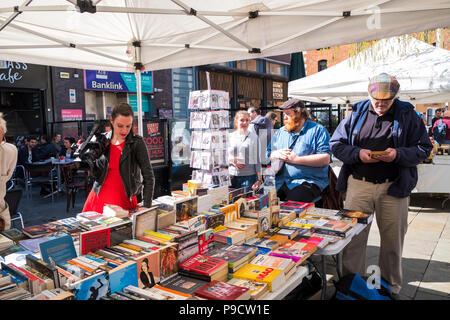 Prenota in stallo sulla strada del mercato al Temple Bar di Dublino, Irlanda, Europa Foto Stock