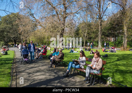 Persone e rilassanti passeggiate in St Stephen's Green parco urbano, Dublino, Irlanda, Europa Foto Stock