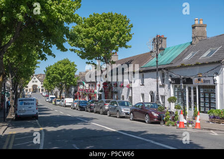 La strada dello shopping di Malahide, un affluente alla moda città costiera in Fingal, Leinster, County Dublin, Irlanda, Europa Foto Stock