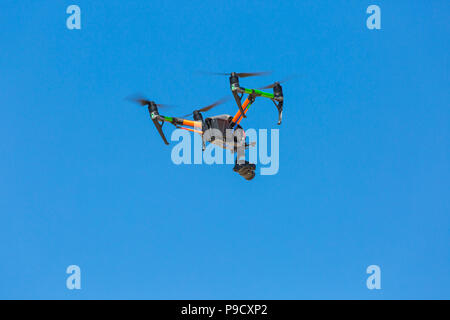 DJI Inspire 2 drone volare in aria con cielo blu a Branksome Dene, Poole, Dorset UK a luglio Foto Stock