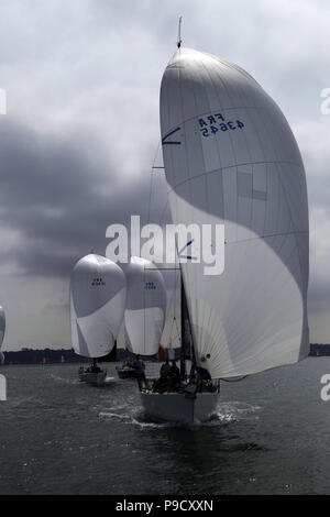 Barche partecipanti al Royal Ocean Racing Club Cowes a St Malo gara di luglio 2018. Flying spinnaker nel Solent Foto Stock