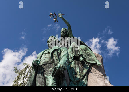 Una statua di bronzo della nazionale slovena poeta France Prešeren con una musa - Lubiana, Slovenia Foto Stock