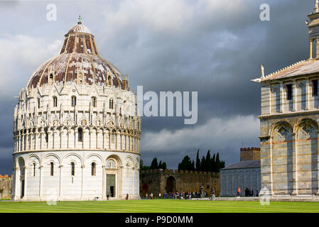 Il Pisa Battistero di San Giovanni e il Duomo di Pisa. Grand in marmo a strisce-cattedrale noto per il suo stile romanico ornato porte di bronzo & scolpite 1300s pulpito. Foto Stock