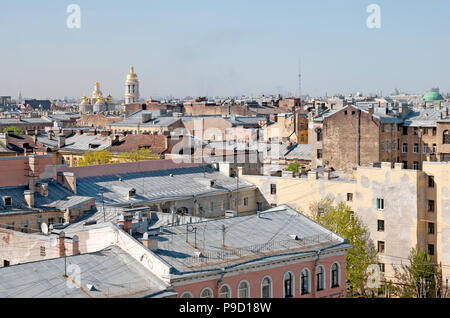 Gli edifici di vecchia costruzione tetti nel centro di San Pietroburgo. La Russia Foto Stock